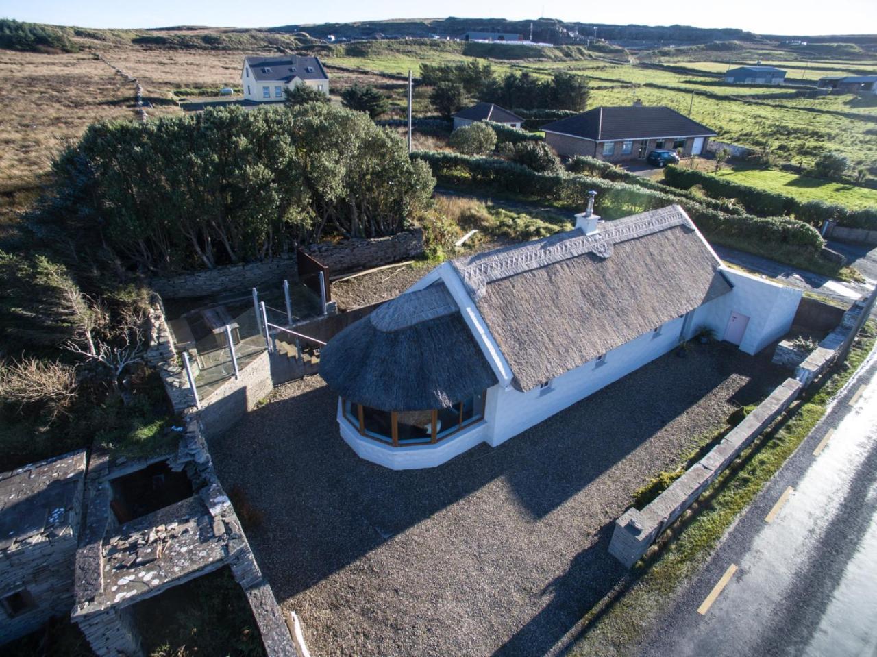 Storytellers Cottage Ballycotteen Buitenkant foto